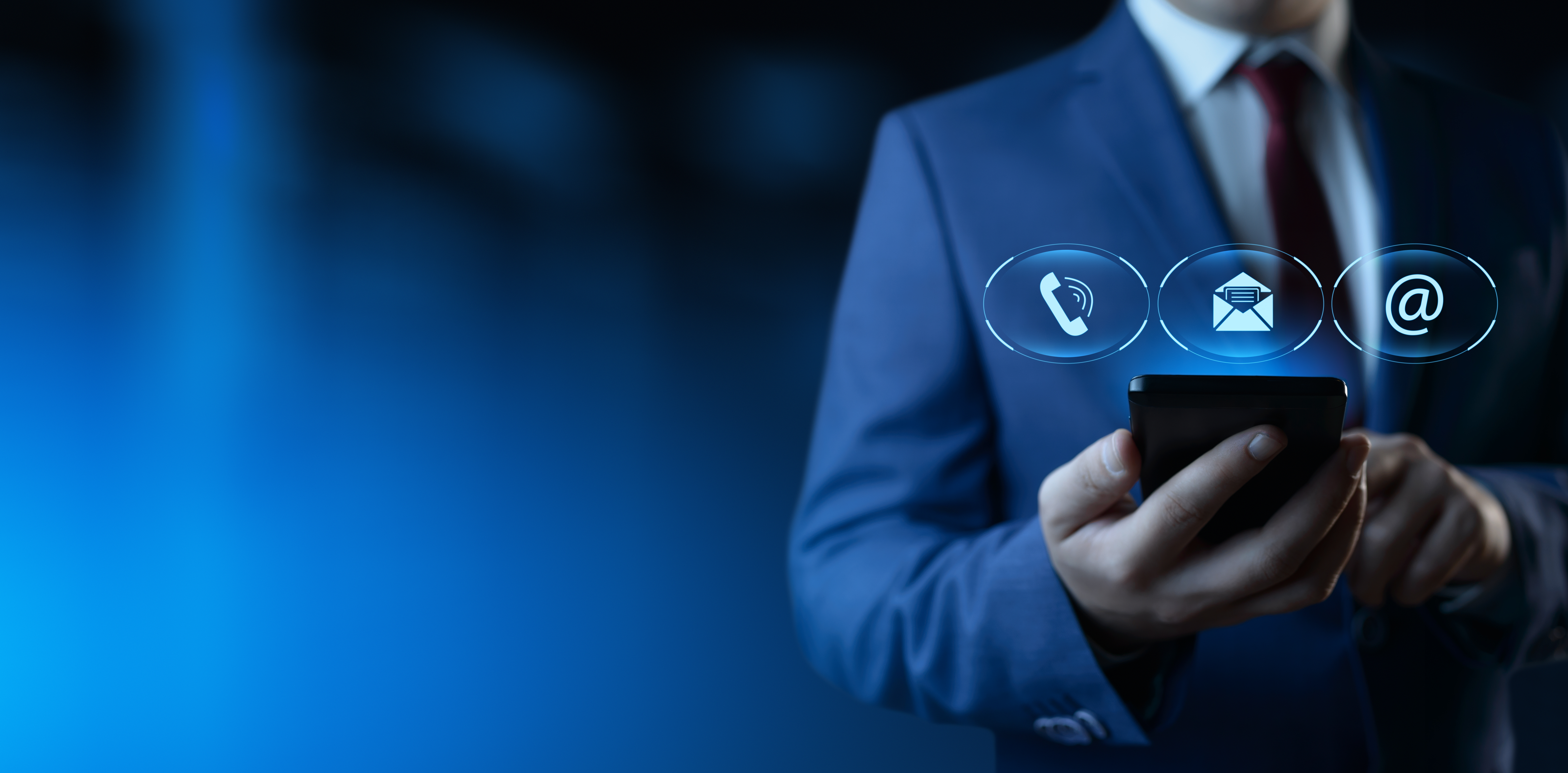 Profesional analizando información financiera en su escritorio